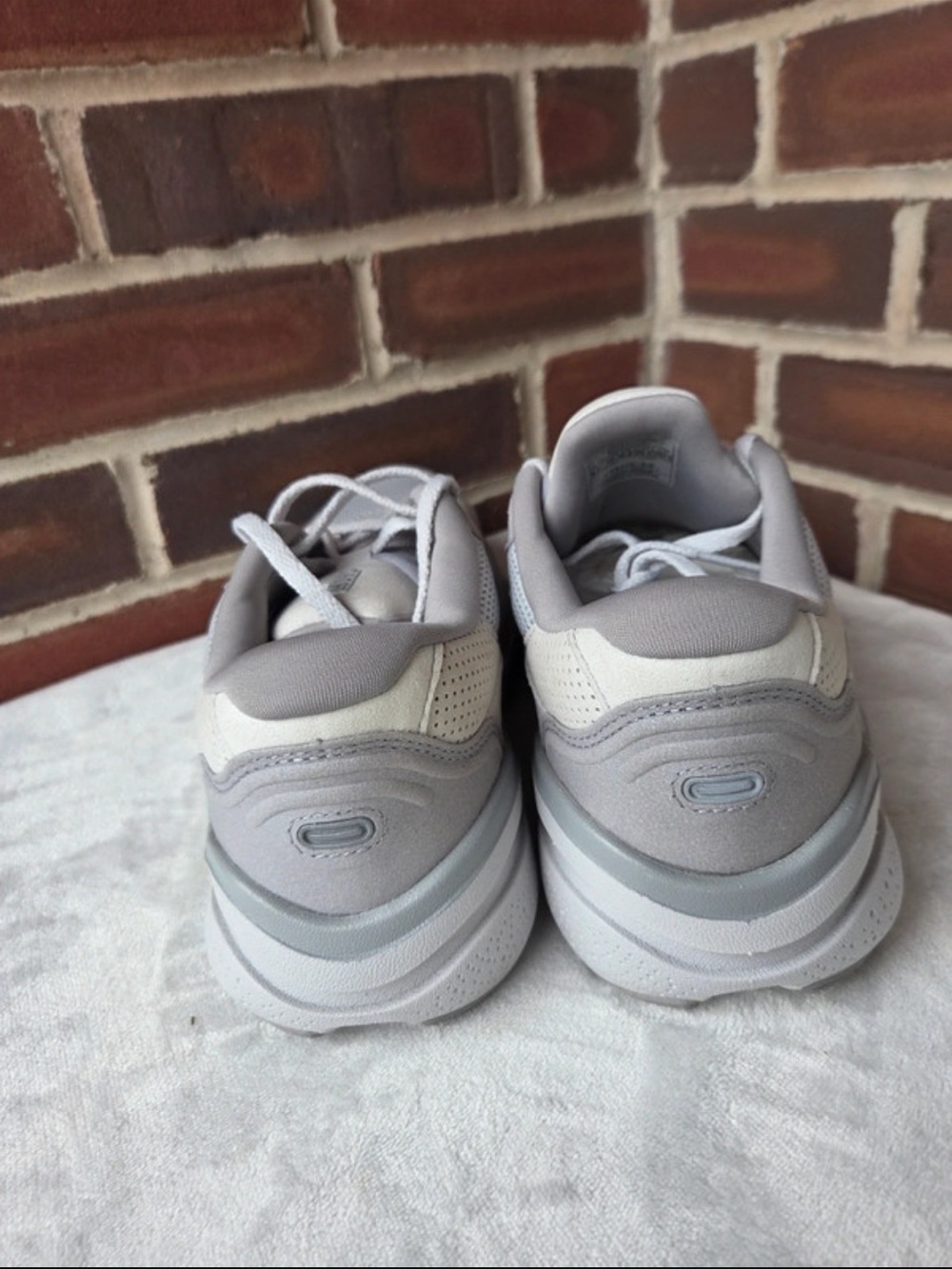 Brooks Ghost Max Women's Running Shoes - Gray and White - Picture 8 of 9